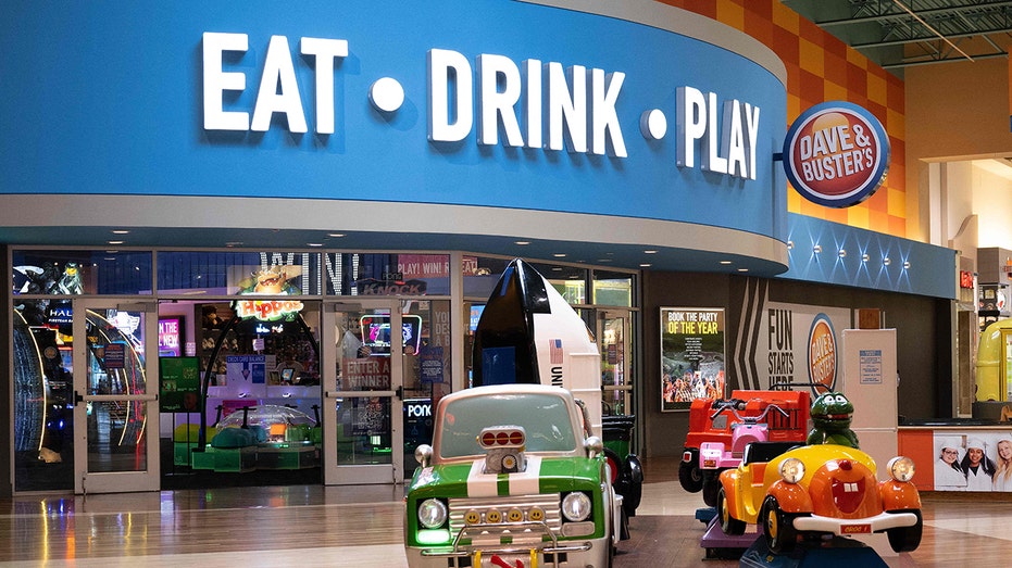 DAVE & BUSTERS