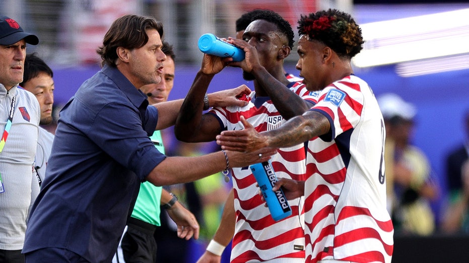 Mauricio Pochettino talks to Folarin Balogun and Weston McKennie