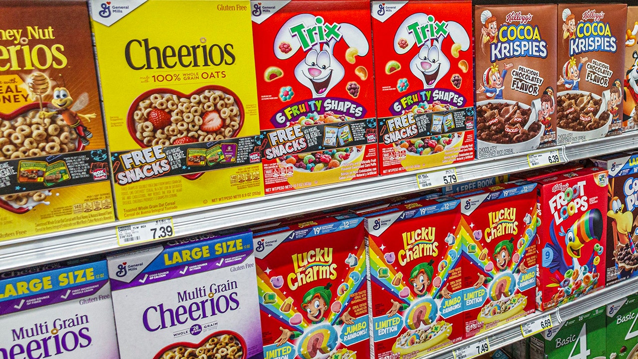 General Mills ditches artificial colors in Lucky Charms, Trix General Mills ditches artificial colors in Lucky Charms, Trix