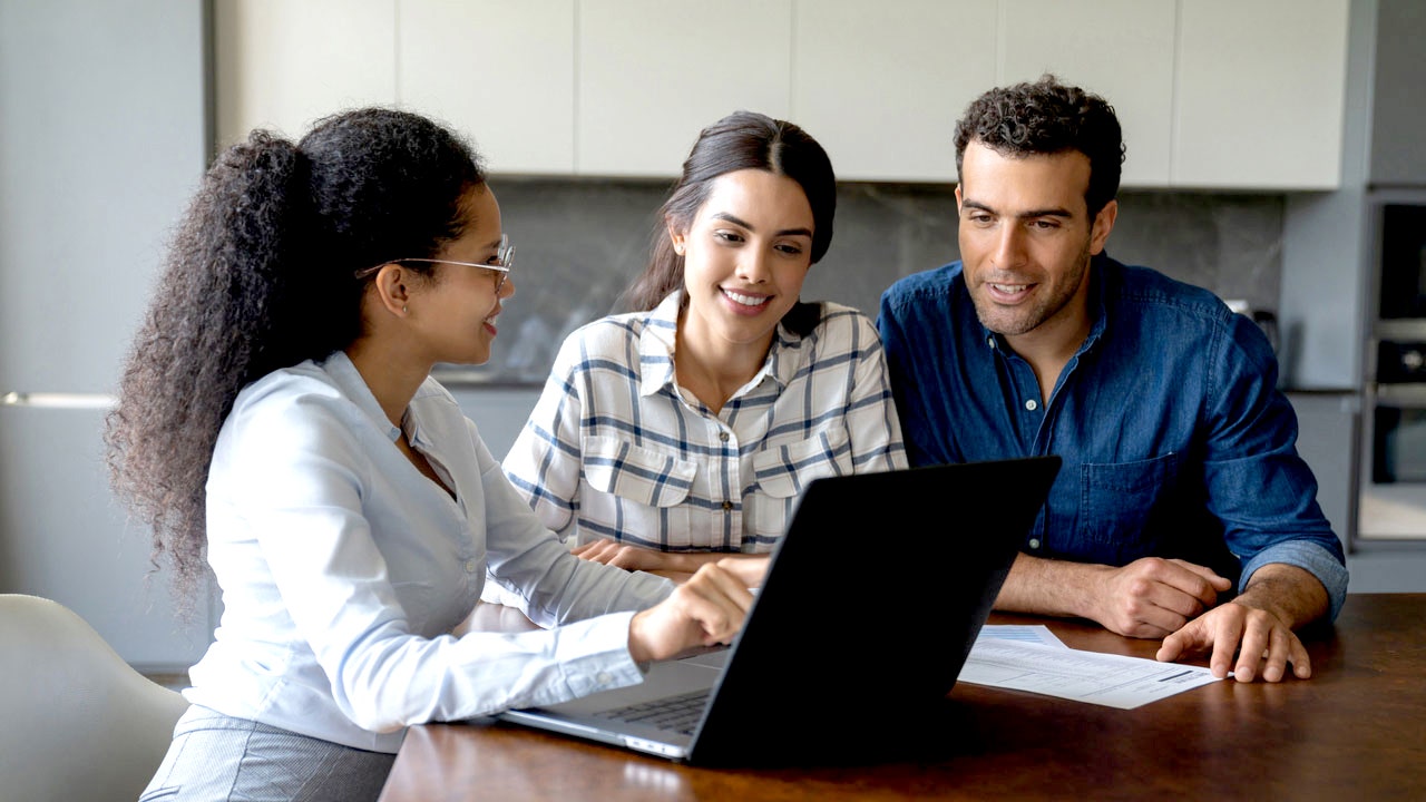Most Americans still trust financial advisors over AI tools for major money decisions, study finds