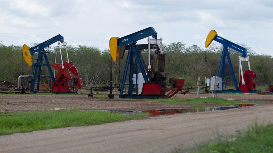 Oil hammers