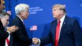 El presidente « Donald » Trump se da la mano con Jamie Dimon, e CEO e de JPMorgan Chase, durante la Cumbre de Defensa e Innovación de Pensilvania, celebrada en la Escuela Superior de Guerra del Ejército de EE. UU. en Carlisle, Pensilvania, el 15 de julio de 2026. - Fox News