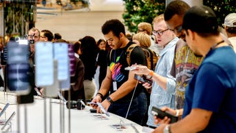 Apple lanza el iPhone 18 y atrae a clientes ansiosos a las tiendas de todo el mundo - Fox News