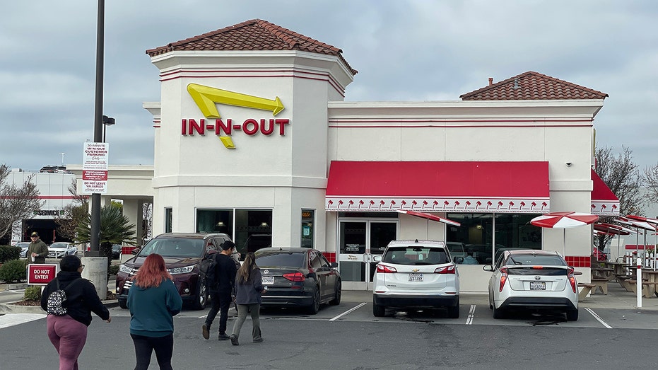 in n out burger chain
