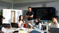 Gagan Biyani, fundador y director de « CEO » de la Horowitz Andreessen Academy, trabaja con los alumnos durante una sesión colaborativa en la academia San Francisco . - Fox News