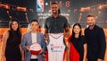 Chris Bosh, dos veces campeón de la « NBA », la legendaria estrella del fútbol David Beckham y los directivos de NBA posan para presentar la colaboración entre IM8 y NBA . - Fox News