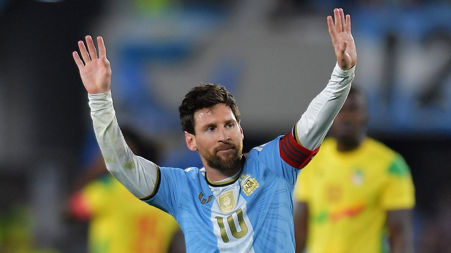 Lionel Messi waving