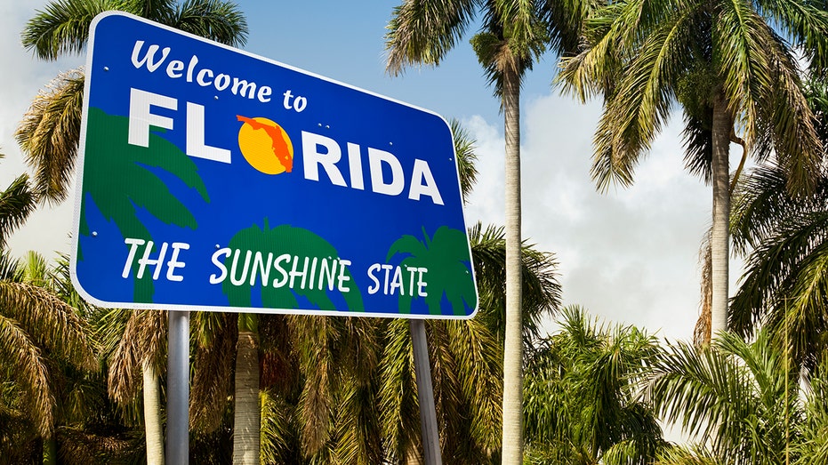 Welcome to Florida sign with palm trees