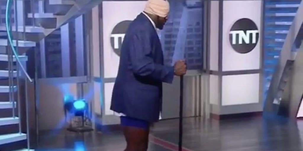 Shaq had to go on TV in his underwear after betting on Dwight