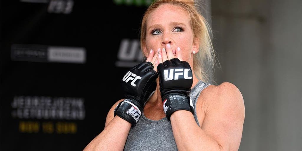 Холли хелстон в джинсах. Holly page. Холи халстон. Холли холм ноги. Холи халстон.