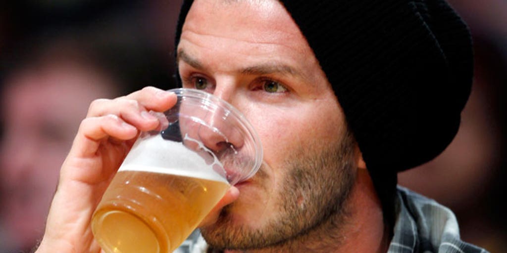 Many beer. Знаменитости пьют пиво. Человек пьющий пиво.