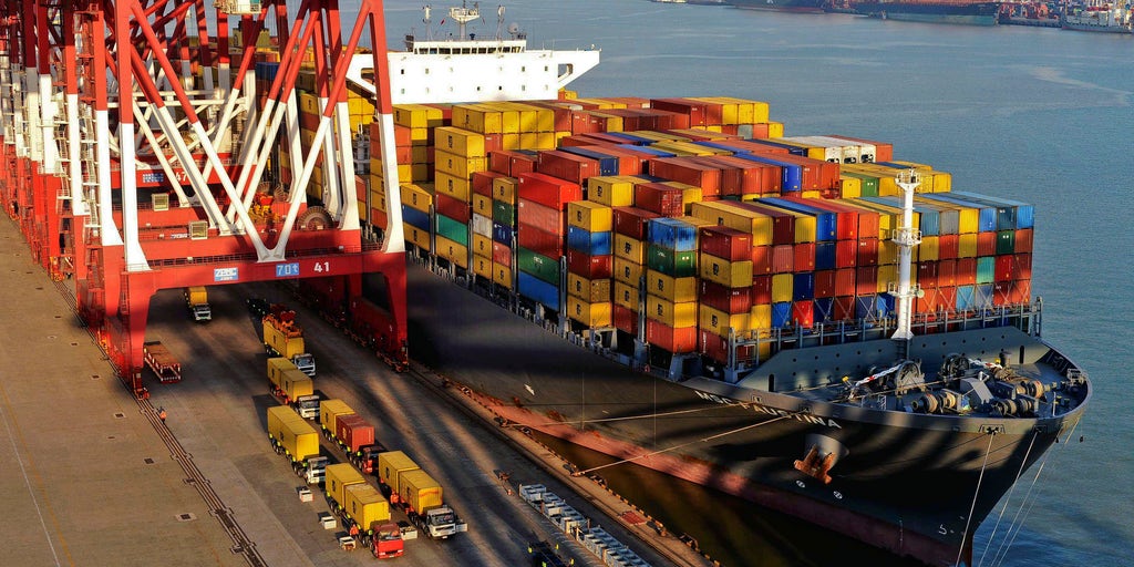 China's December export growth slows, imports accelerate; 2013