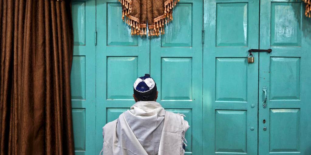 In Iran Mideast S Largest Jewish Population Outside Israel Finds