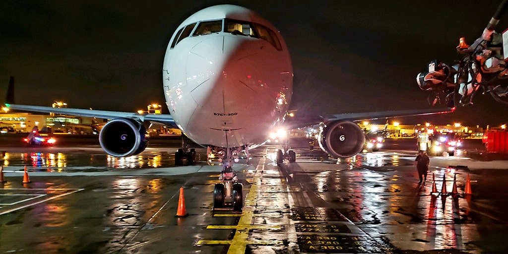 Delta flight blows tires during emergency landing at JFK airport | Fox News