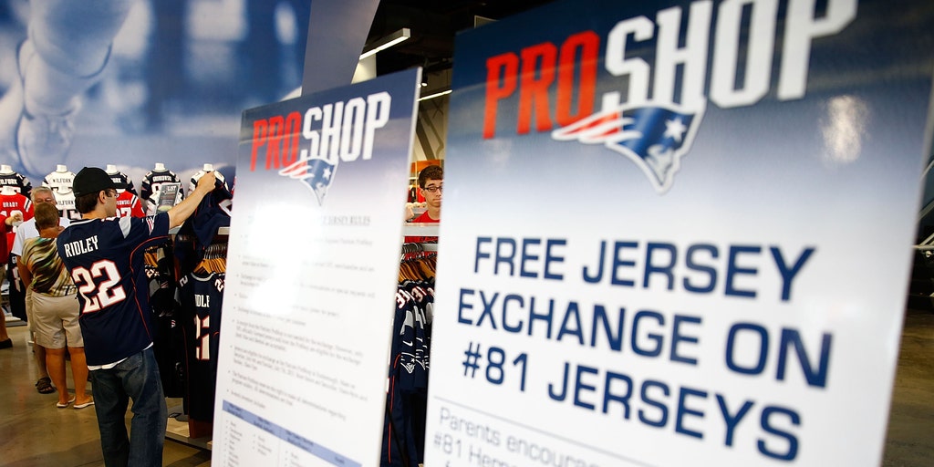 Patriots fans exchange Aaron Hernandez jersey 