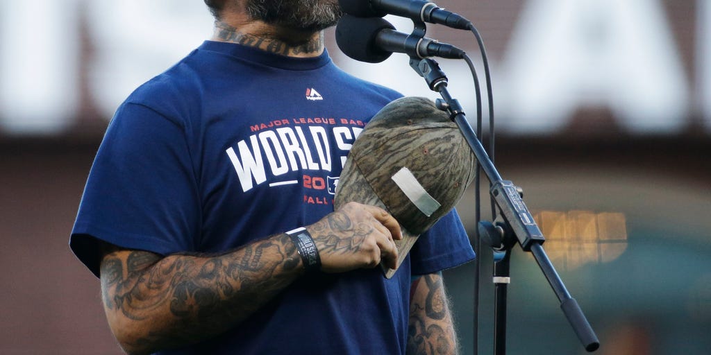 Staind's Aaron Lewis Performs His Latest Right-Wing Anthem Let's