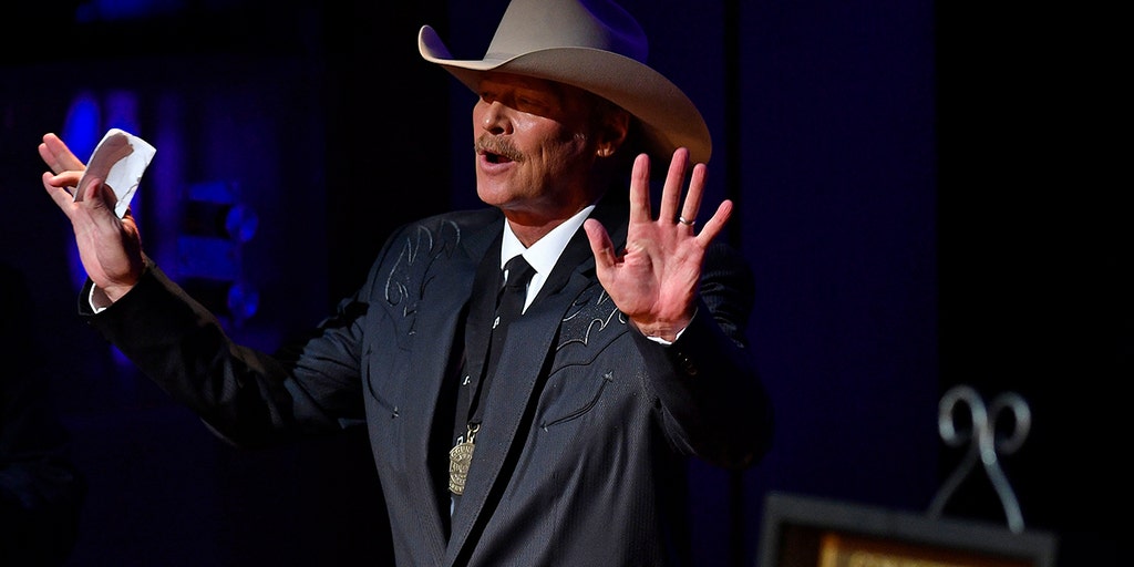 Loretta Lynn returns after stroke to honor Alan Jackson | Fox News