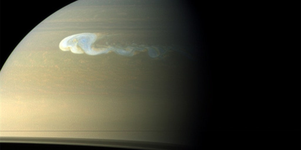 Жизнь на сатурне. Бури на Сатурне. Большое белое пятно Сатурна. Сатурн Планета большое белое пятно. Пятно на Сатурне.