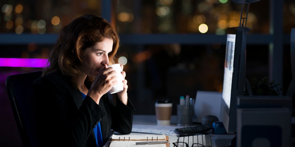 Работа в ночную смену для женщин. Работа в ночную смену для женщин. Ночная работа. Женщина вечером в офисе. Особенности работы в ночное время.