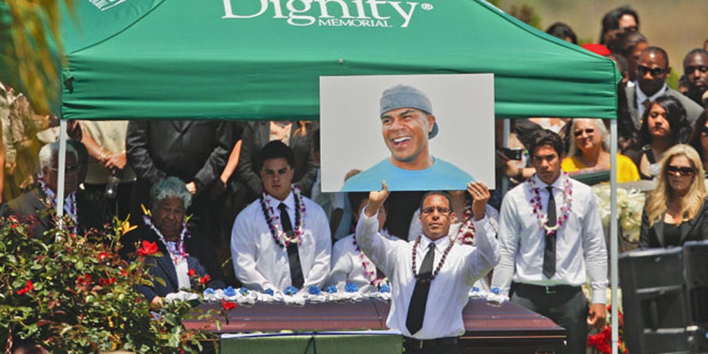 Thousands pay tribute to Junior Seau at ceremony in San Diego