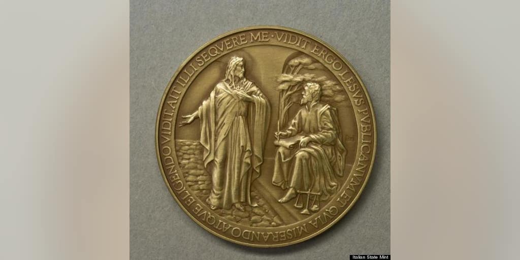 Имя в честь отца. Медальон папы Римского Франциска. Монета с папой римским. Монеты с Христом римские. Новая монета Ватикана.