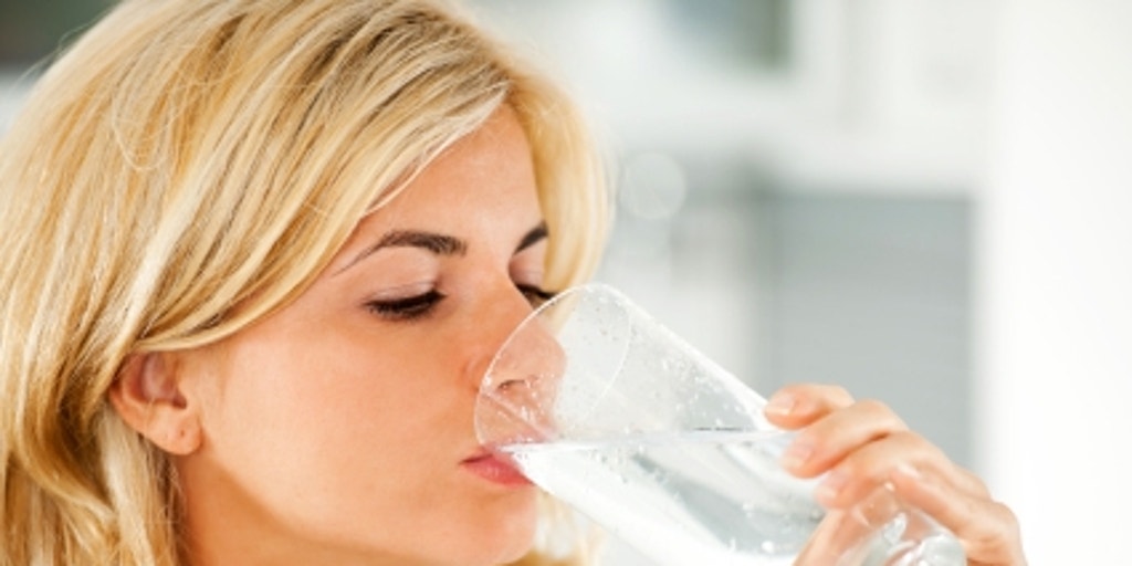 Сироп надо запивать водой. Человек пьющий воду. Соленая вода пить. Девушка пьет стакан воды. Правильно пить воду.