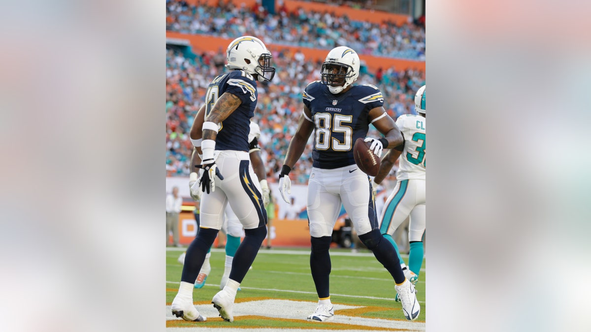 7d5932fc-Chargers Dolphins Football