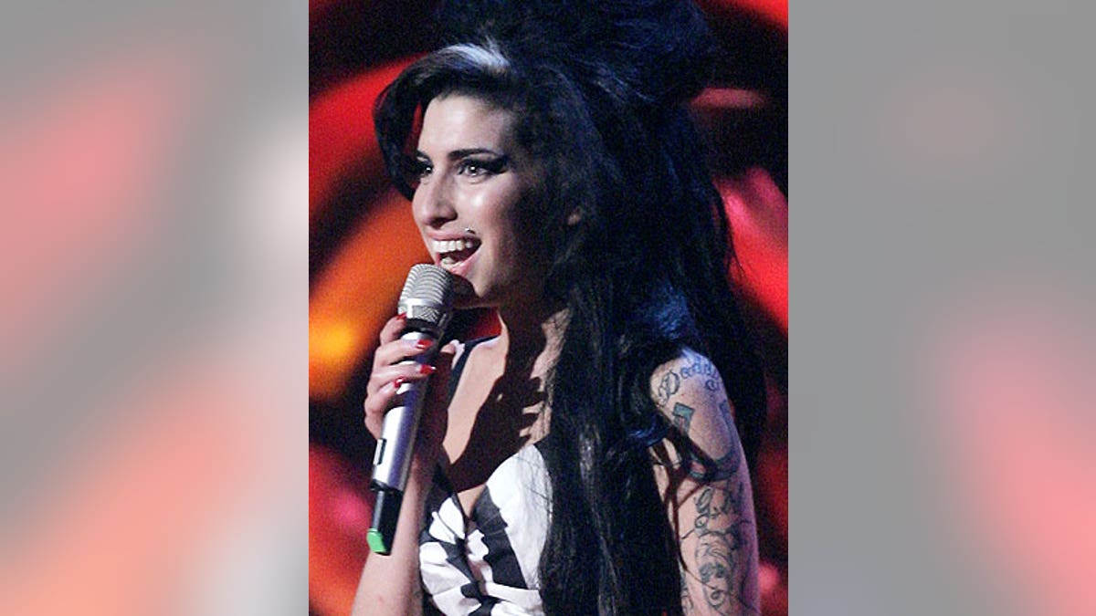 Amy Winehouse performing