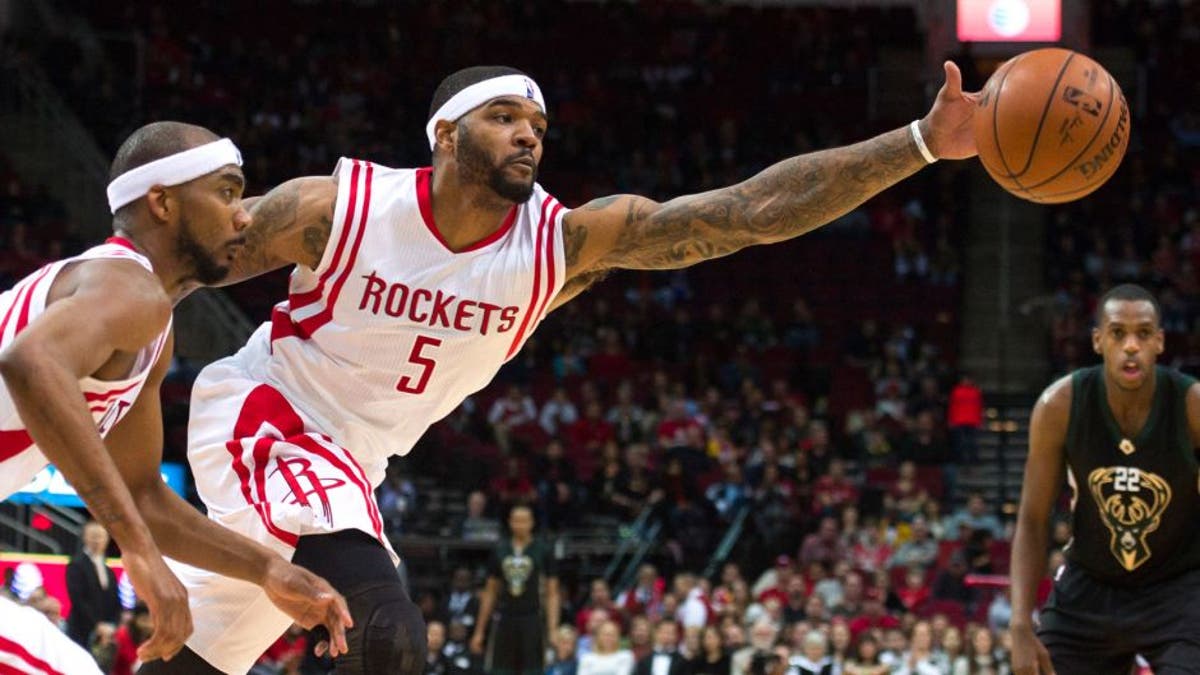 Josh Smith, yang ditukar dari Clippers kembali ke Rockets, membantu mengalahkan Bucks