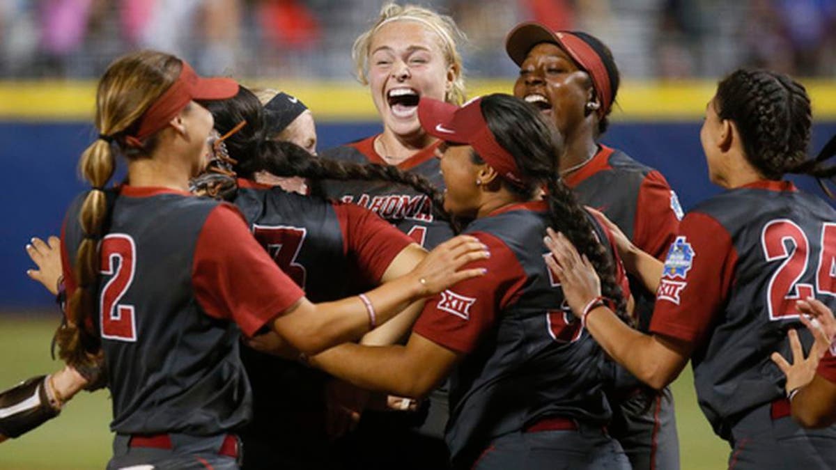 HR Knighten di urutan ke-17 mengangkat Oklahoma melewati Florida di Game 1 WCWS