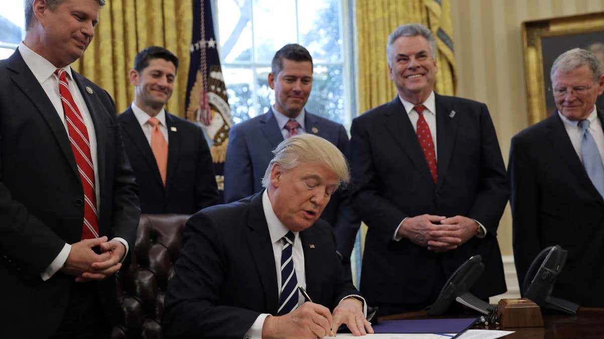 Penugasan Pagi: Trump May Mandat Revisi Perintah Larangan Perjalanan