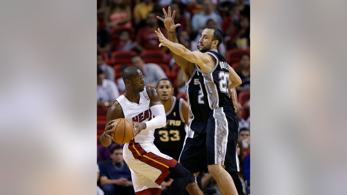 49ee7eaa-Spurs Heat Basketball