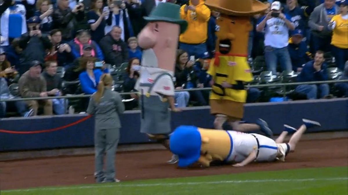 Brewers sausage race ends with painful face plant at finish line