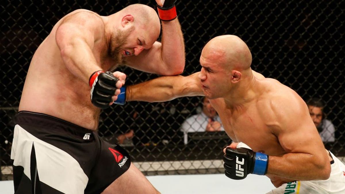 Junior Dos Santos mendominasi Ben Rothwell dalam perjalanan menuju kemenangan timpang