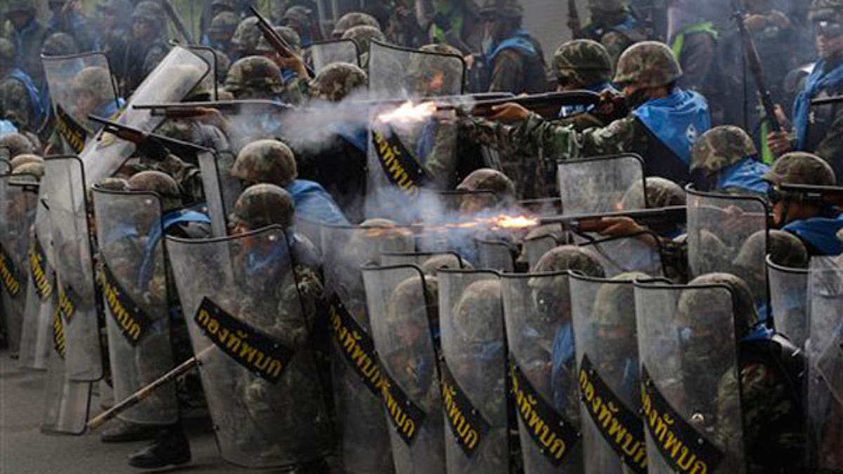 Pihak berwenang Thailand dan pengunjuk rasa bentrok; 1 tentara tewas