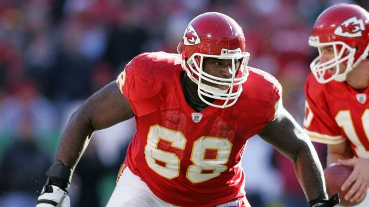 KANSAS CITY, MO - DECEMBER 10: Guard Will Shields #68 of the Kansas City Chiefs gets ready to block in a game against the Baltimore Ravens at Arrowhead Stadium on December 10, 2006 in Kansas City, Missouri. (Photo by Tim Umphrey/Getty Images)