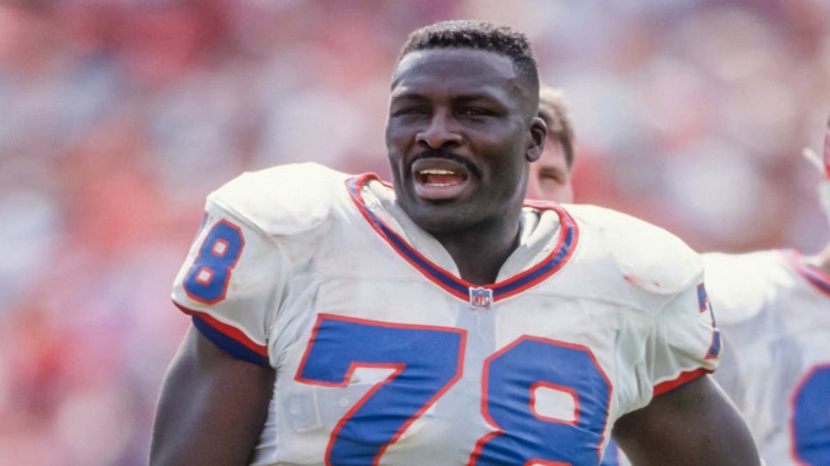 SAN FRANCISCO - SEPTEMBER 13: Bruce Smith #78 of the Buffalo Bills plays in a National Football League game against the San Francisco 49ers on September 13, 1992 at Candlestick Park in San Francisco, California. (Photo by David Madison/Getty Images)