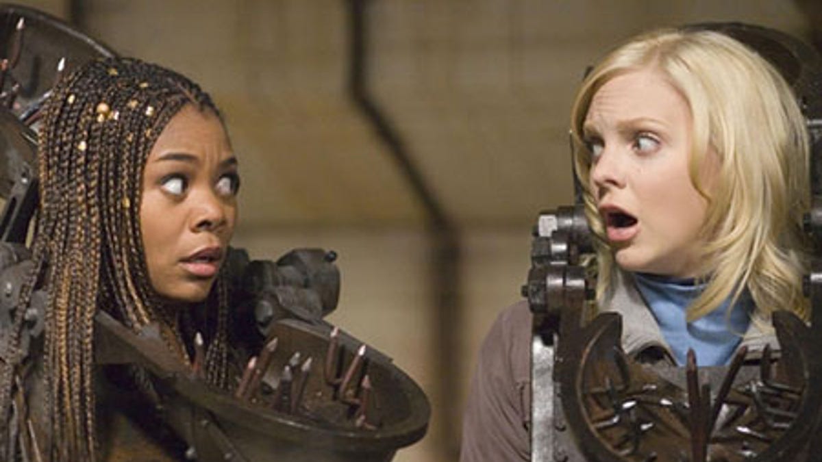 Brenda (REGINA HALL) and Cindy (ANNA FARIS) spoofing "Saw" in a scene from SCARY MOVIE 4, directed by David Zucker. The film also spoofs other films such as "The Grudge," "The Village," and "War of the Worlds."