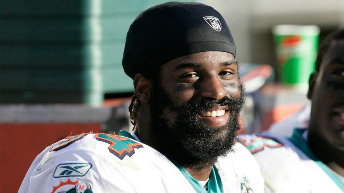 Miami runningback Ricky Williams on the sidelines as the Miami Dolphins defeated the Oakland Raiders by a score of 33 to 21 at McAfee Coliseum, Oakland, California, November 27, 2005. (Photo by Robert B. Stanton/NFLPhotoLibrary)