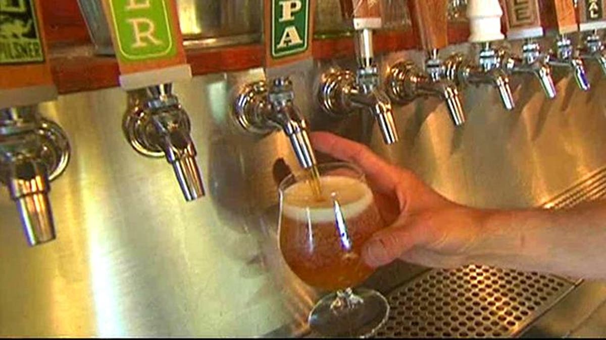 Semakin dekat ke bar, semakin besar kemungkinan minum minuman beralkohol yang berisiko