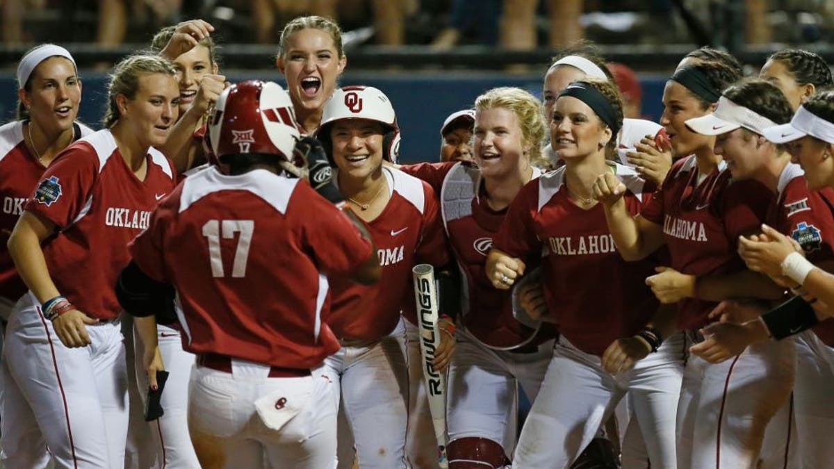Oklahoma mengalahkan LSU untuk melaju ke Seri Kejuaraan WCWS