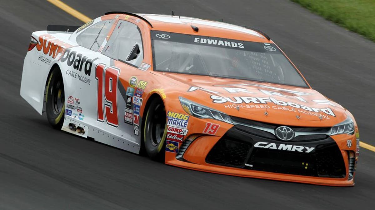 Mengapa Carl Edwards menyukai nuansa permukaan Kentucky Speedway yang keras
