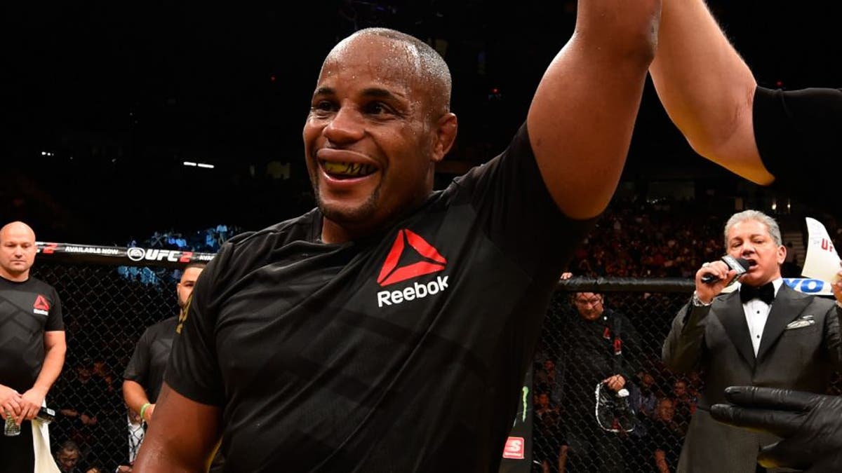 Daniel Cormier berbicara tentang pertandingan ulang dengan Jon Jones, menanggapi cemoohan penggemar