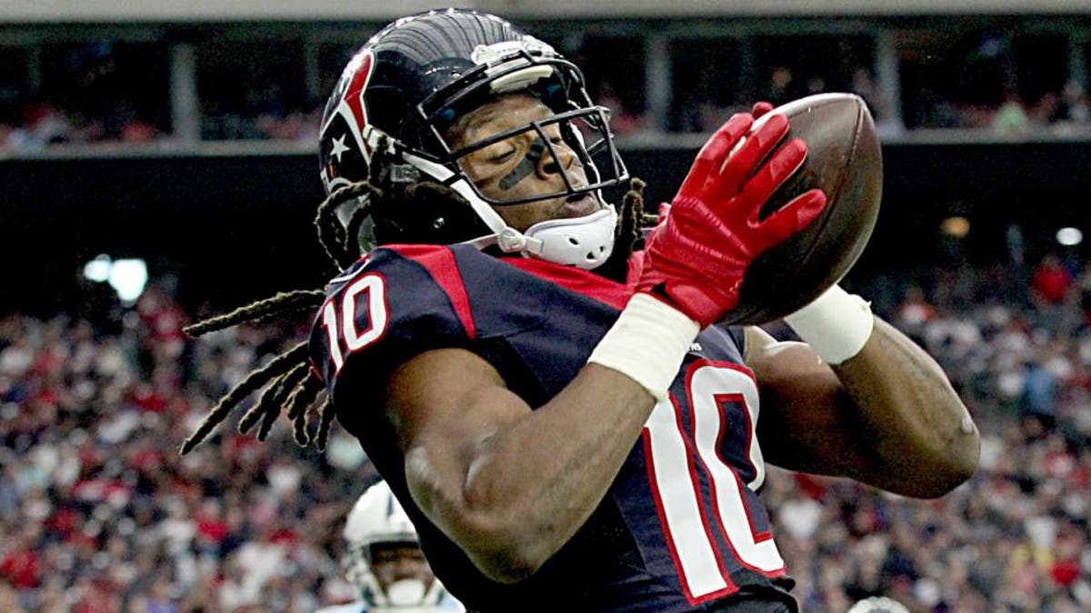 HOUSTON, TX - NOVEMBER 01: DeAndre Hopkins #10 of the Houston Texans catches a touchdown pass while being covered by Jason McCourty #30 of the Tennessee Titans on November 1, 2015 at NRG Stadium in Houston, Texas. Texans won 20 to 6.(Photo by Thomas B. Shea/Getty Images)