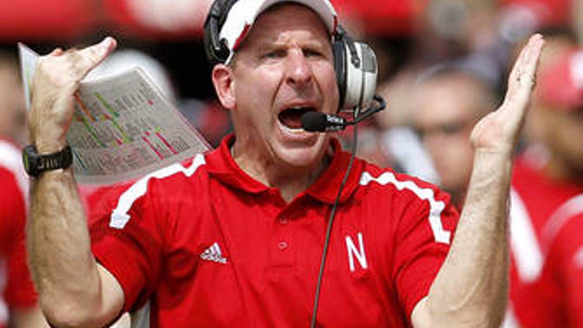 Standar tinggi untuk pelatih Huskers