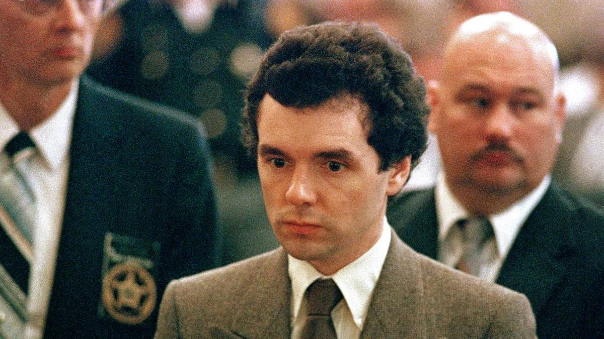 FILE – In this Sept. 1987 file photo, serial killer Donald Harvey stands before a judge during sentencing in Cincinnati.   Harvey, who was serving multiple life sentences, was found beaten in his cell Tuesday afternoon at the state's prison in Toledo, state officials said. He died Thursday morning, said JoEllen Smith, spokeswoman for Ohio's prison system. He was 64.  (AP Photo/Al Berhman, File)