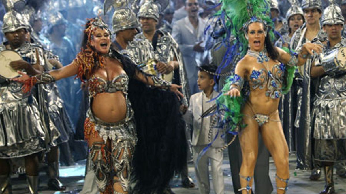 Pesta Rio Revelers Sepanjang Malam di Festival Karnaval