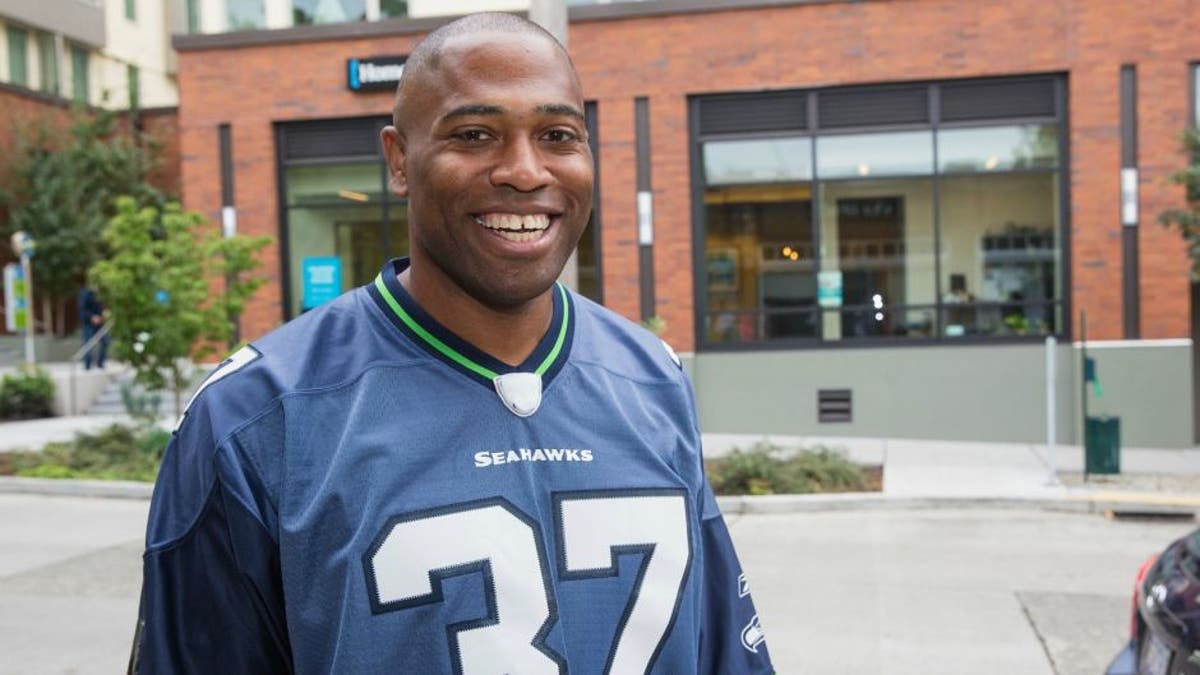 SEATTLE, WA - SEPTEMBER 25: Seattle Seahawks Legend Shaun Alexander Delivers Seahawks Fans Groceries To Kick Off American Express' Support Of Blue Friday on September 25, 2015 in Seattle, Washington. (Photo by Mat Hayward/Getty Images for American Express)