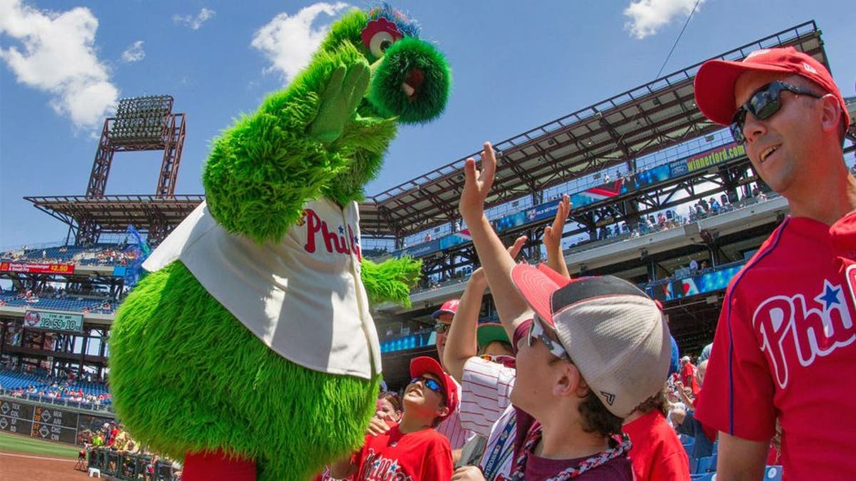 Phillies fan injured when Phanatic shoots hot dog into stands