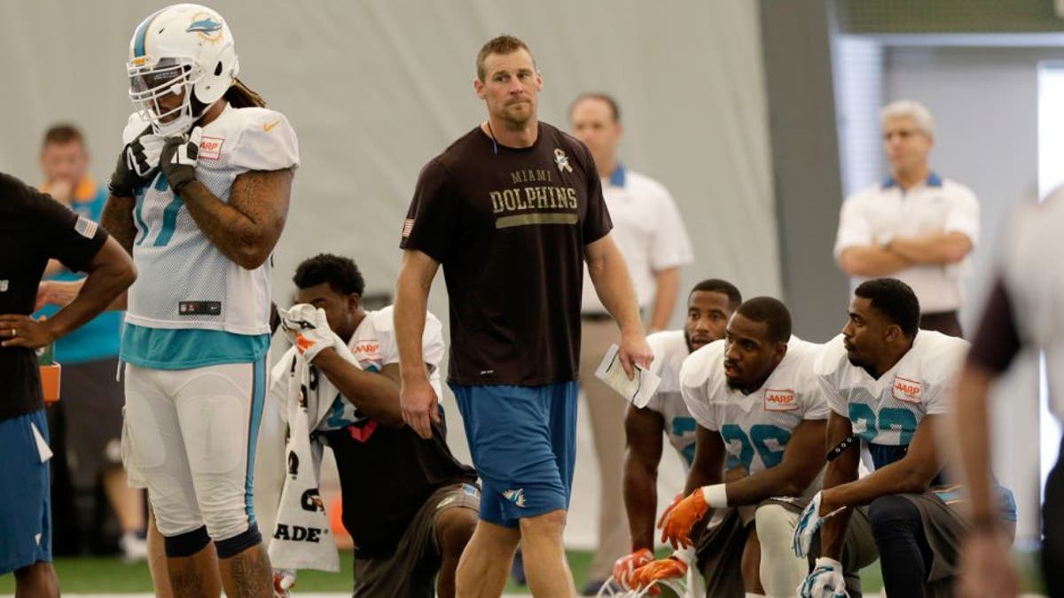 PHOTO: Dan Campbell rewards Dolphins offense with sweet black jerseys